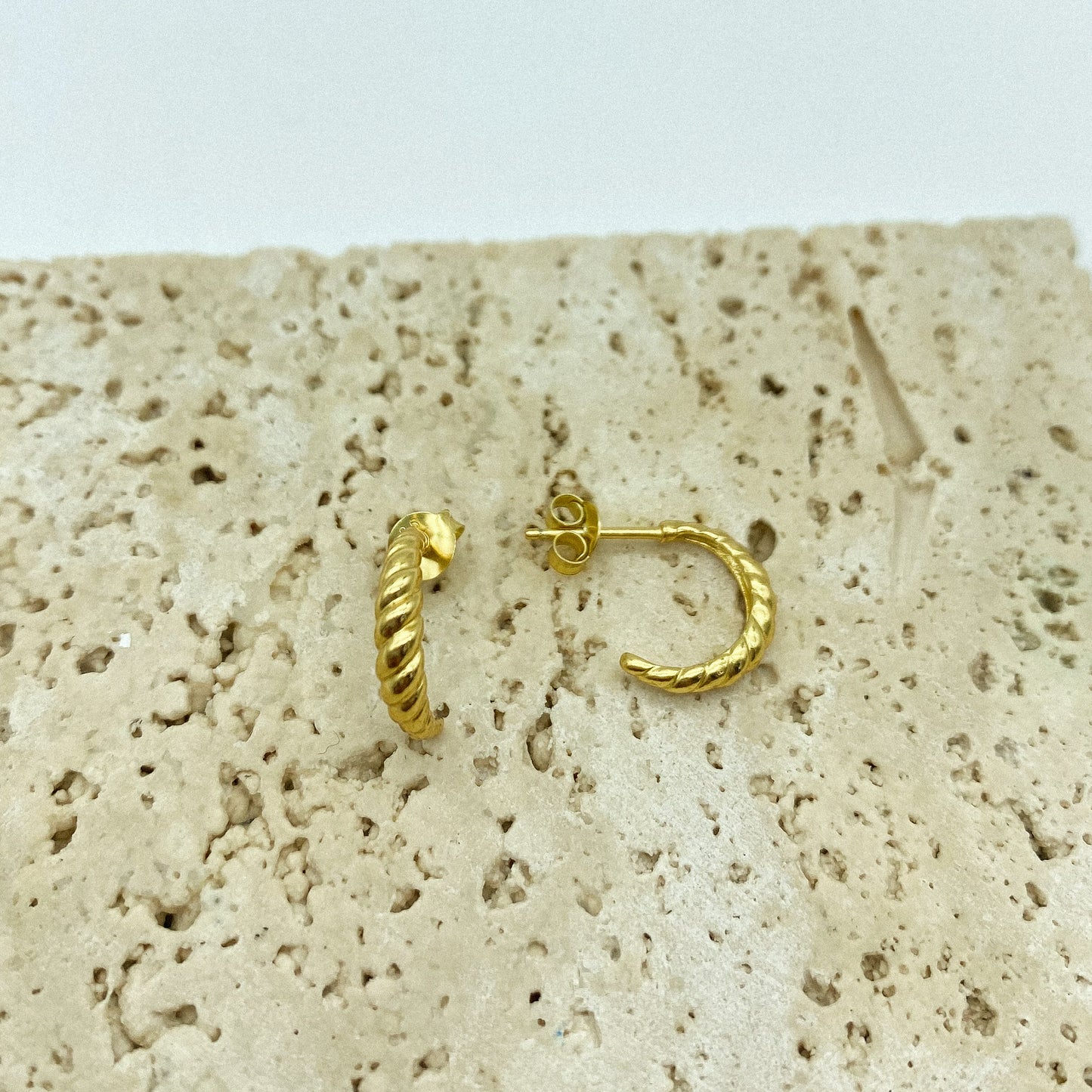Twisted Push Back hoops - Gold